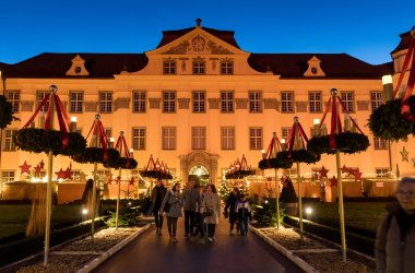 Tettnang. Adventsmarkt im Schloss. Adventskranzallee mit Blick auf das Neues Schloss Tettnang. Adventsmarkt im Schloss. Adventskranzallee mit Blick auf das Neues Schloss