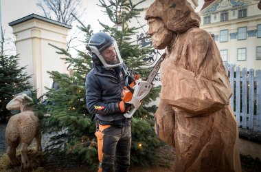 Tettnang. Adventsmarkt im Schloss. Krippenfigur nimmt Gestalt an Tettnang. Adventsmarkt im Schloss. Krippenfigur nimmt Gestalt an