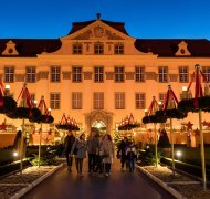 Tettnang. Adventsmarkt im Schloss. Adventskranzallee mit Blick auf das Neues Schloss Tettnang. Adventsmarkt im Schloss. Adventskranzallee mit Blick auf das Neues Schloss