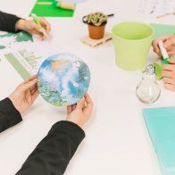 Menschen planen gemeinsam nachhaltige Projekte für Umwelt- und Klimaschutz.