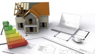 Hausmodell mit Energieeffizienzklassen und digitalen Bauplänen zur Energieberatung.