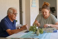 Ein älterer Mann und eine Frau spielen ein Spiel