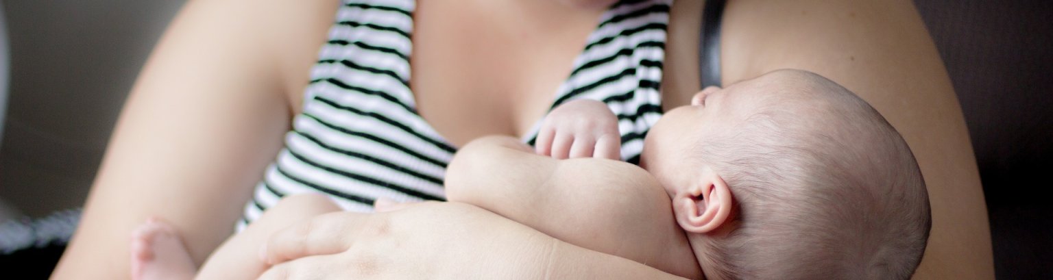 Mutter mit Baby im Arm