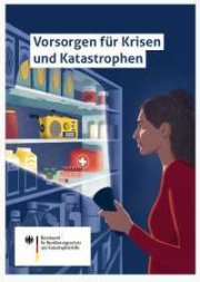 Frau leichtet im Dunkeln mit Taschenlampe in dunklen Kühlschrank