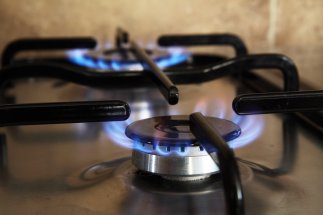Brennende Gasflammen eines Gasherdes