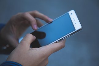 Hände halten ein Handy