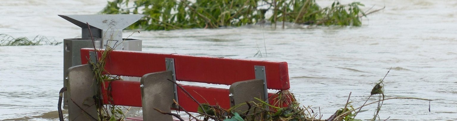 Hochwasser - überschwemmte Parkbank