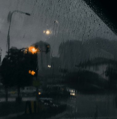 Blick aus Fenster bei Regen in der Nacht