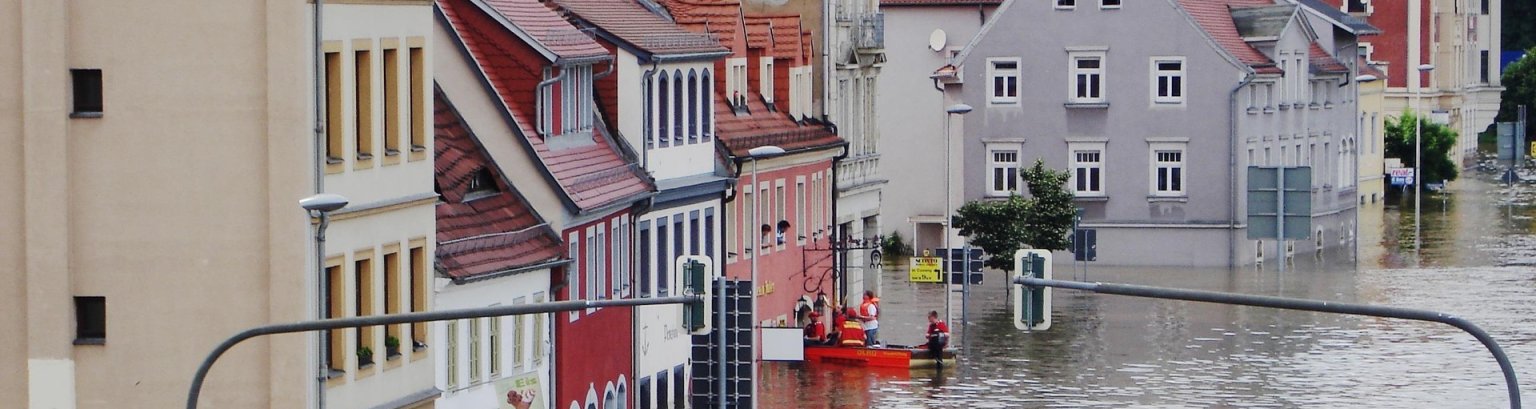 Hochwasser in der Stadt Meissen an der Elbe - Häuser bis zum ersten Stock überflutet und Rettungsboot