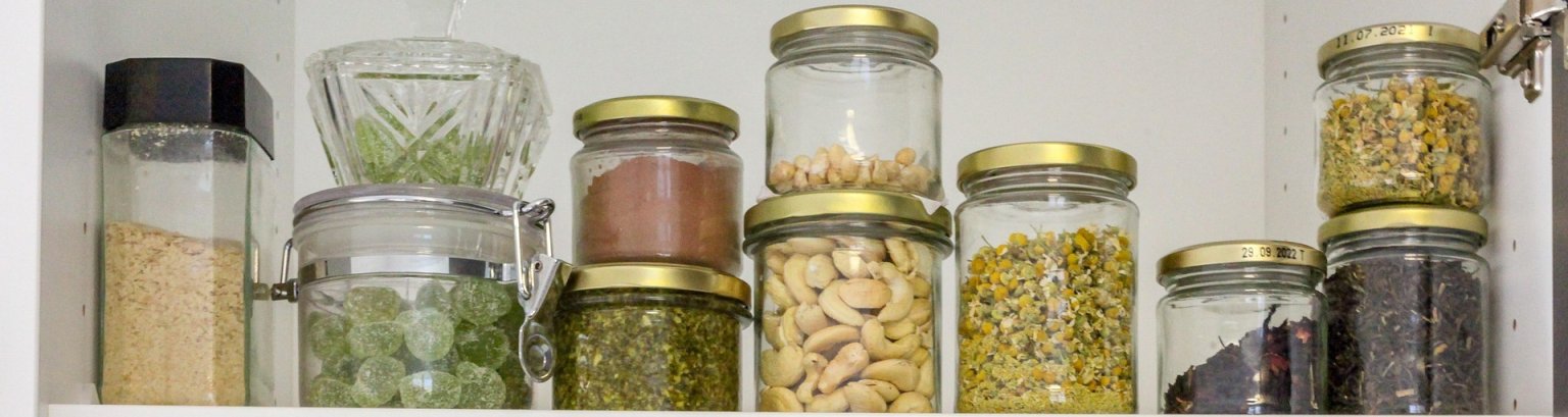 Gefüllte Vorratsgläser in Regalen