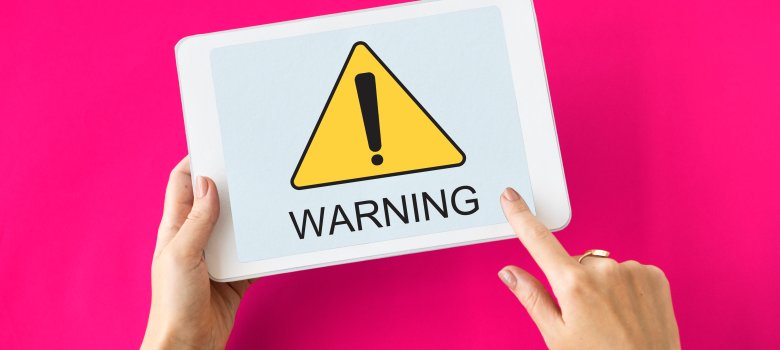 Tablet mit dem Schriftzug "Warning"