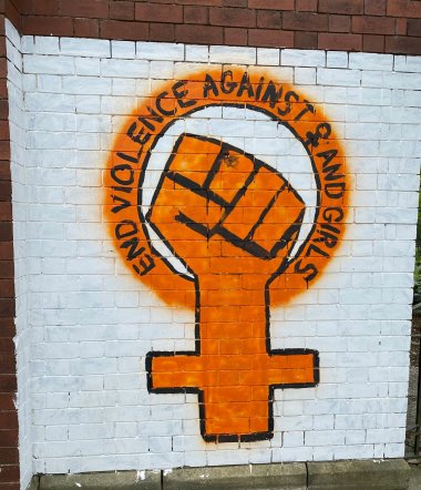 Zeichen gegen Gewalt an Frauen auf einer Häuserwand