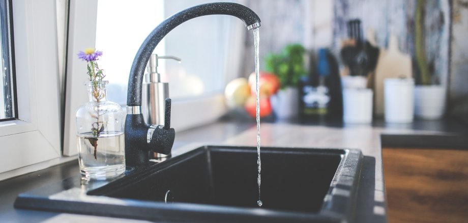 Laufender Wasserhahn