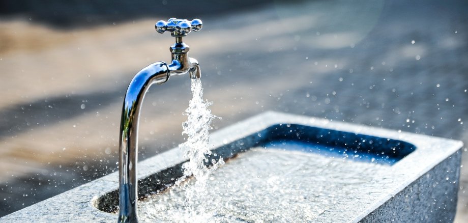 Fließender Wasserhahn