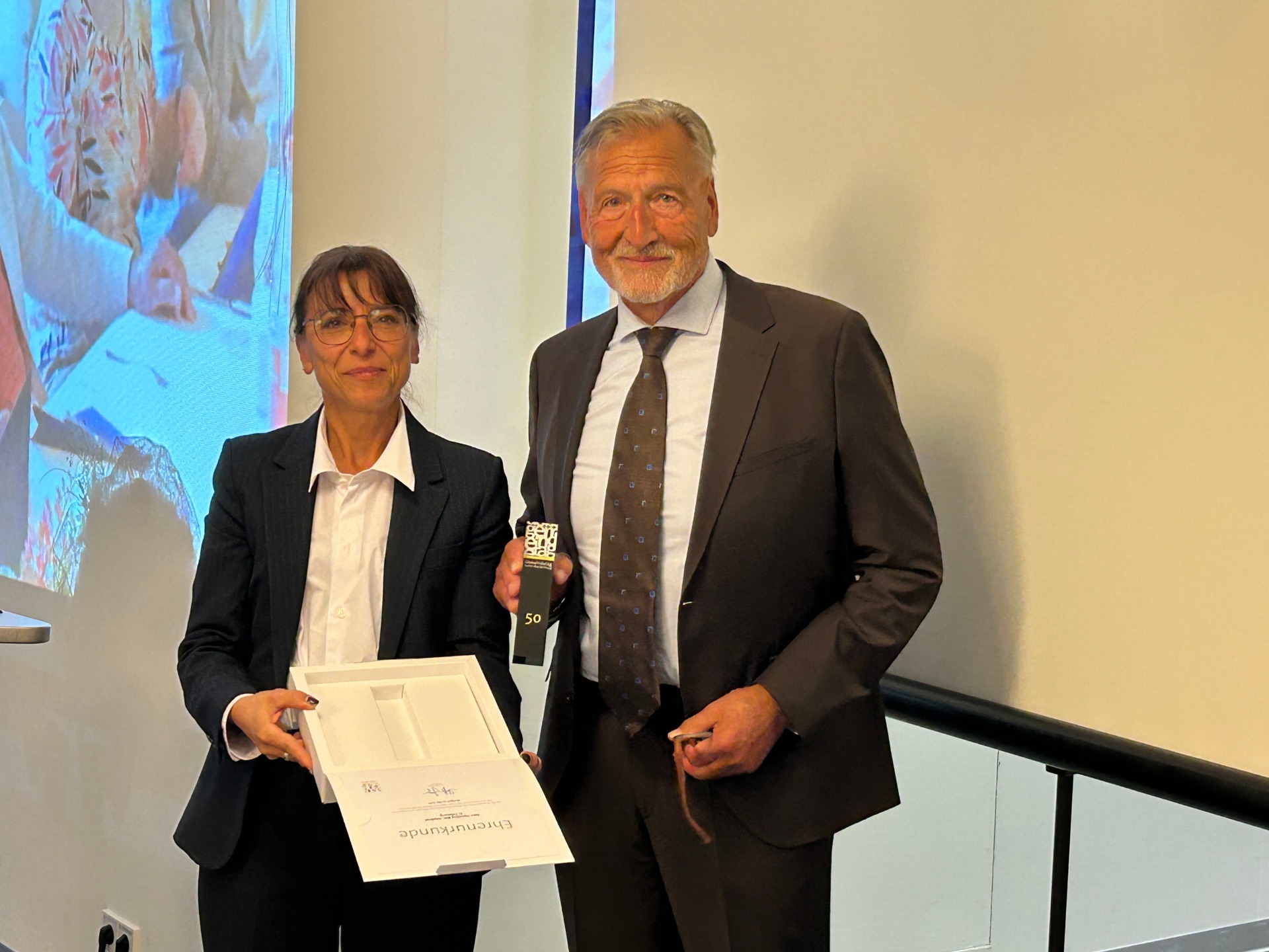 Bürgermeisterin Regine Rist überreicht Hansjörg Bär die goldene Stadtmedaille