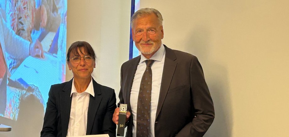 Bürgermeisterin Regine Rist überreicht Hansjörg Bär die goldene Stadtmedaille