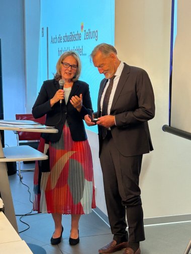 Kreisverbandsvorsitzende der Freien Wähler, Elisabeth Kugel, überreicht Hansjörg Bär die Ehrenmedaille in Gold der Freien Wähler