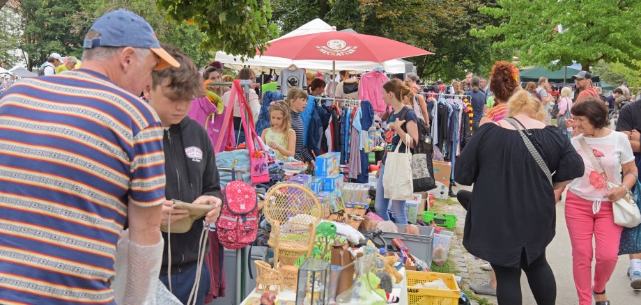 Kinder verkaufen auf dem Flohmarkt am Bähnlesfest