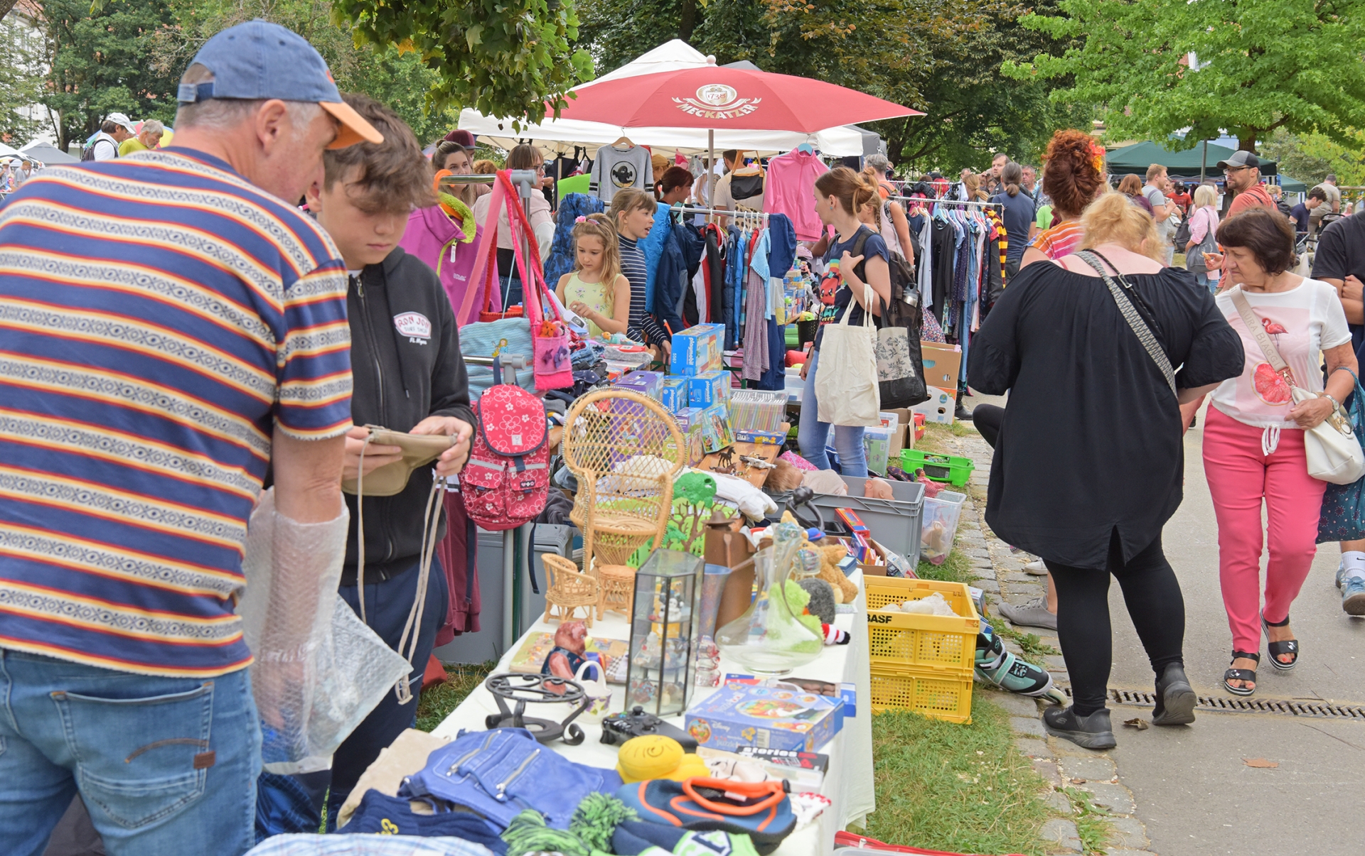 Kinder verkaufen auf dem Flohmarkt am Bähnlesfest