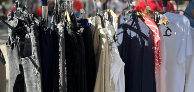 Flohmarktkleidung auf einem Ständer zum Verkaufen