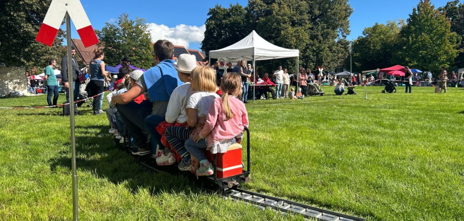 Bähnle fahren im Schlosspark beim Bähnlesfest