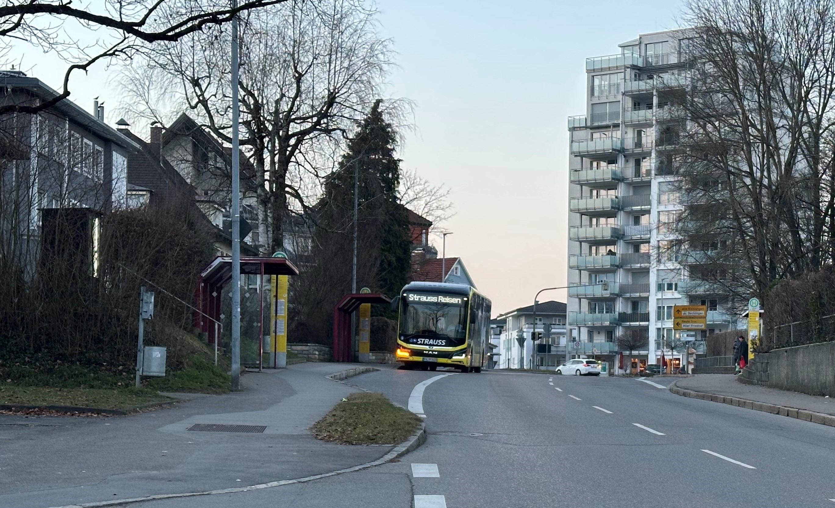 Bus fährt in eine Haltestelle in Tettnang ein