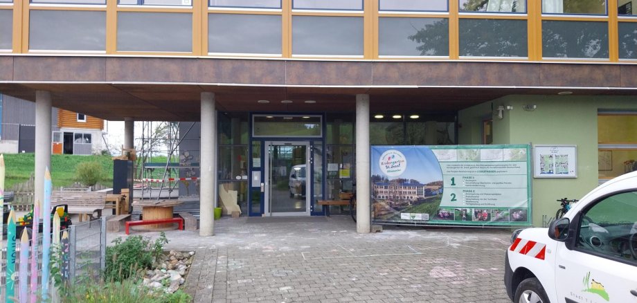 Außenansicht der Kita Hiltensweiler mit Gerüst und Bauzaunbanner