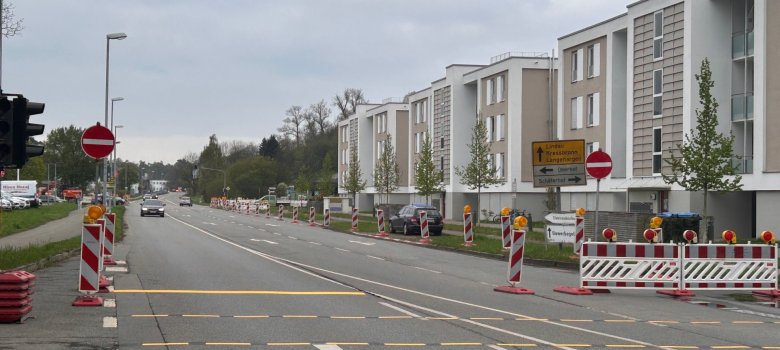 Sicht Lindauerstraße Höhe St. Anna-Quartier Richtung stadtauswärts mit Straßenschildern "Einfahrt verboten"