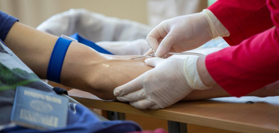 Arm, an dem Blut abgenommen wird