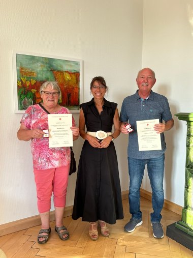 Elisabeth Lanz und Gerhard Ströer haben in ihrem Leben bereits 100 Mal Blut gespendet. (im Bild mit Bürgermeisterin Regine Rist)