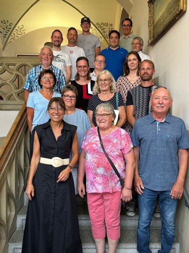 Die 14 Geehrten auf der Treppe des Rathauses mit Bürgermeisterin Regine Rist
