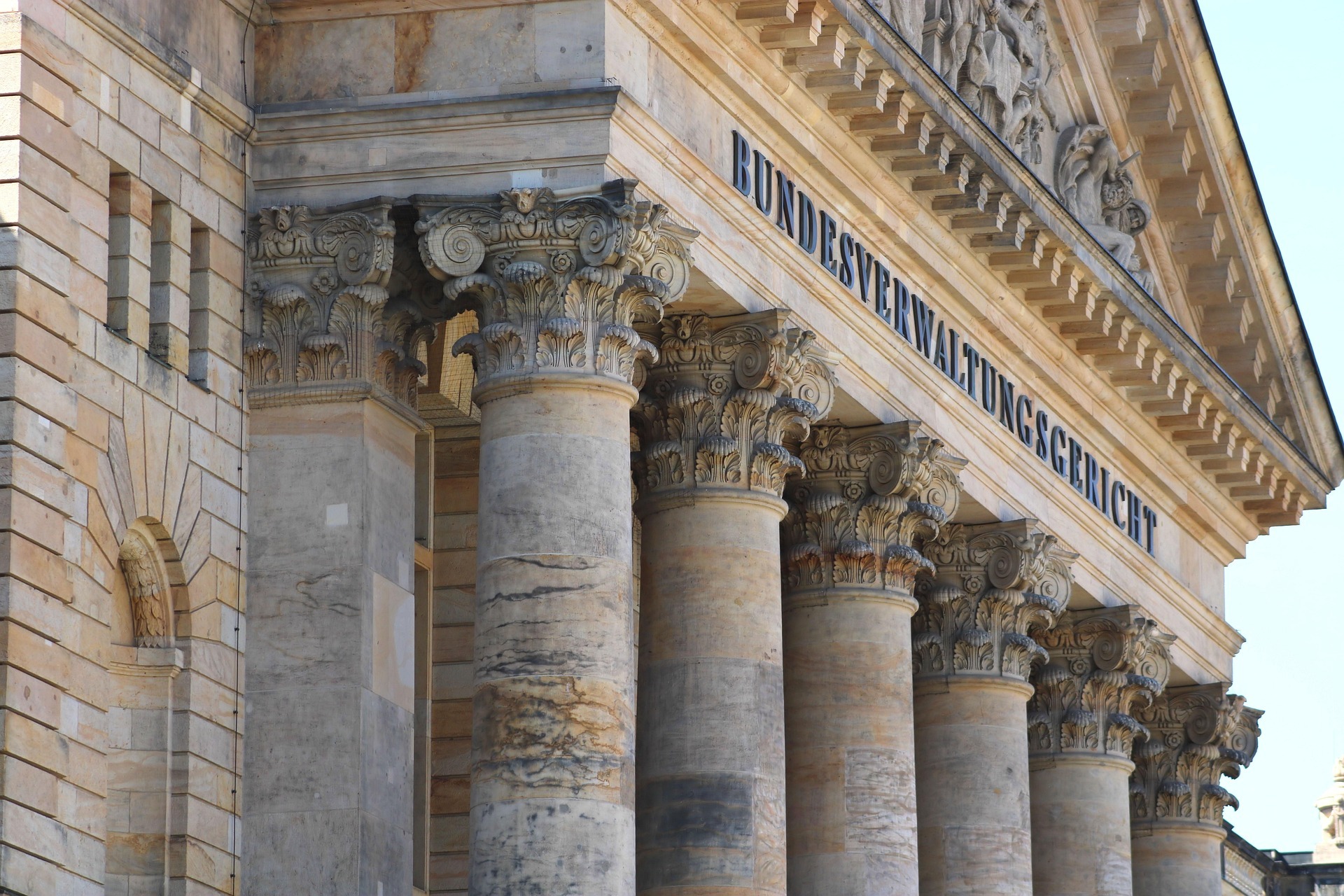 Teilansicht der Front des Bundesverwaltungsgerichts in Leipzig