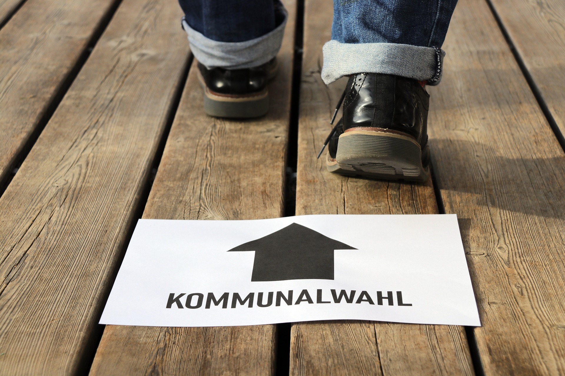 Pfeil mit der Aufschrift "Zur Kommunalwahl"