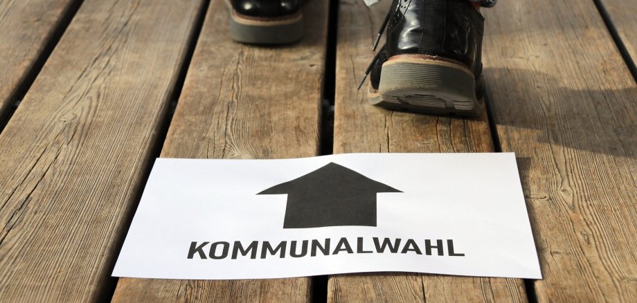 Pfeil mit der Aufschrift "Zur Kommunalwahl"