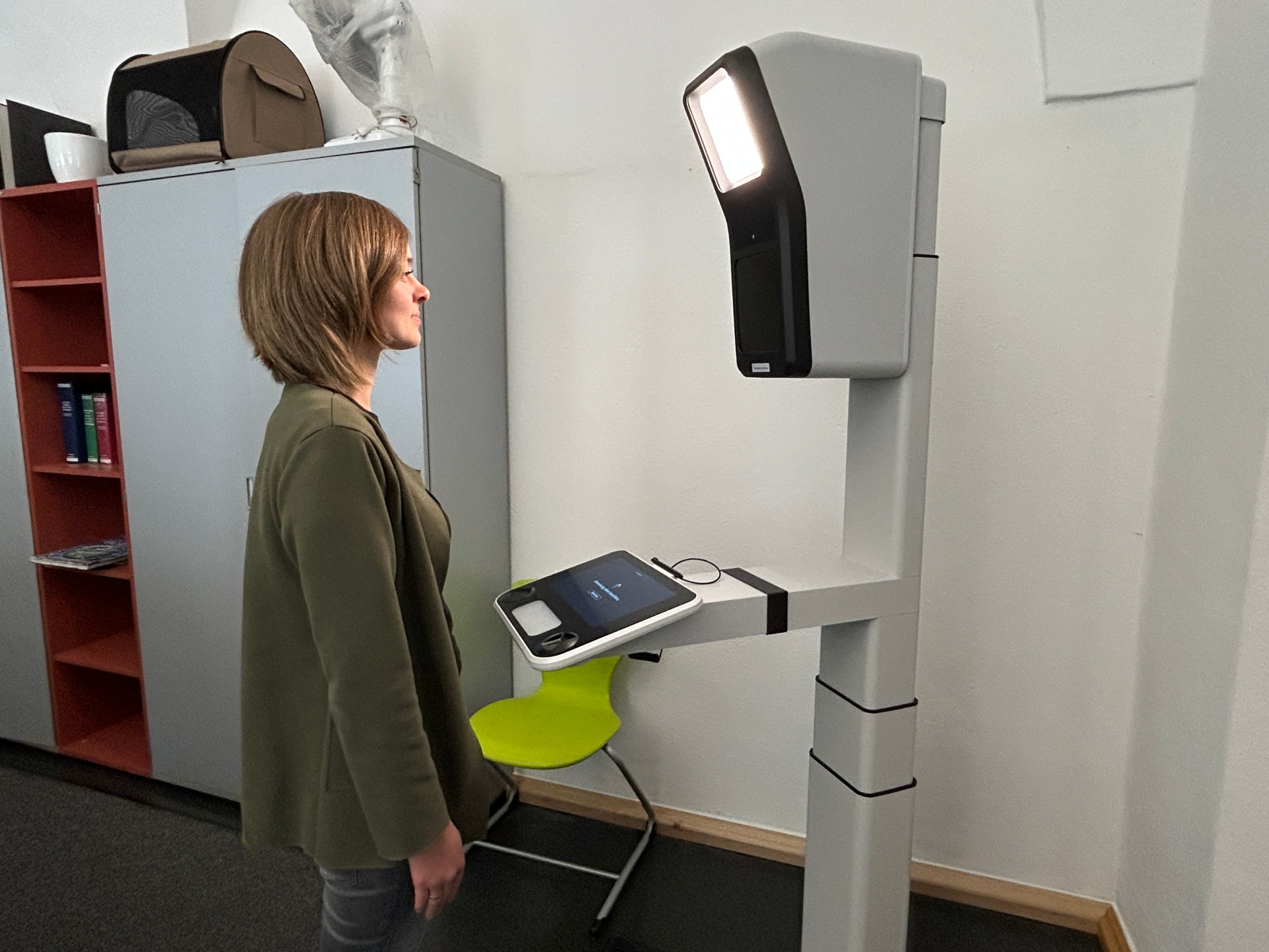 Frau stehend vor dem PointID-System zur Aufnahme von digitalen Ausweisbildern