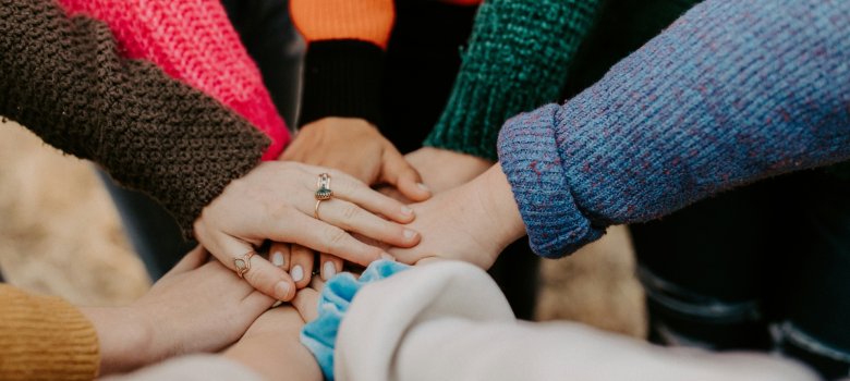 Viele Hände sternförmig aufeinander liegend