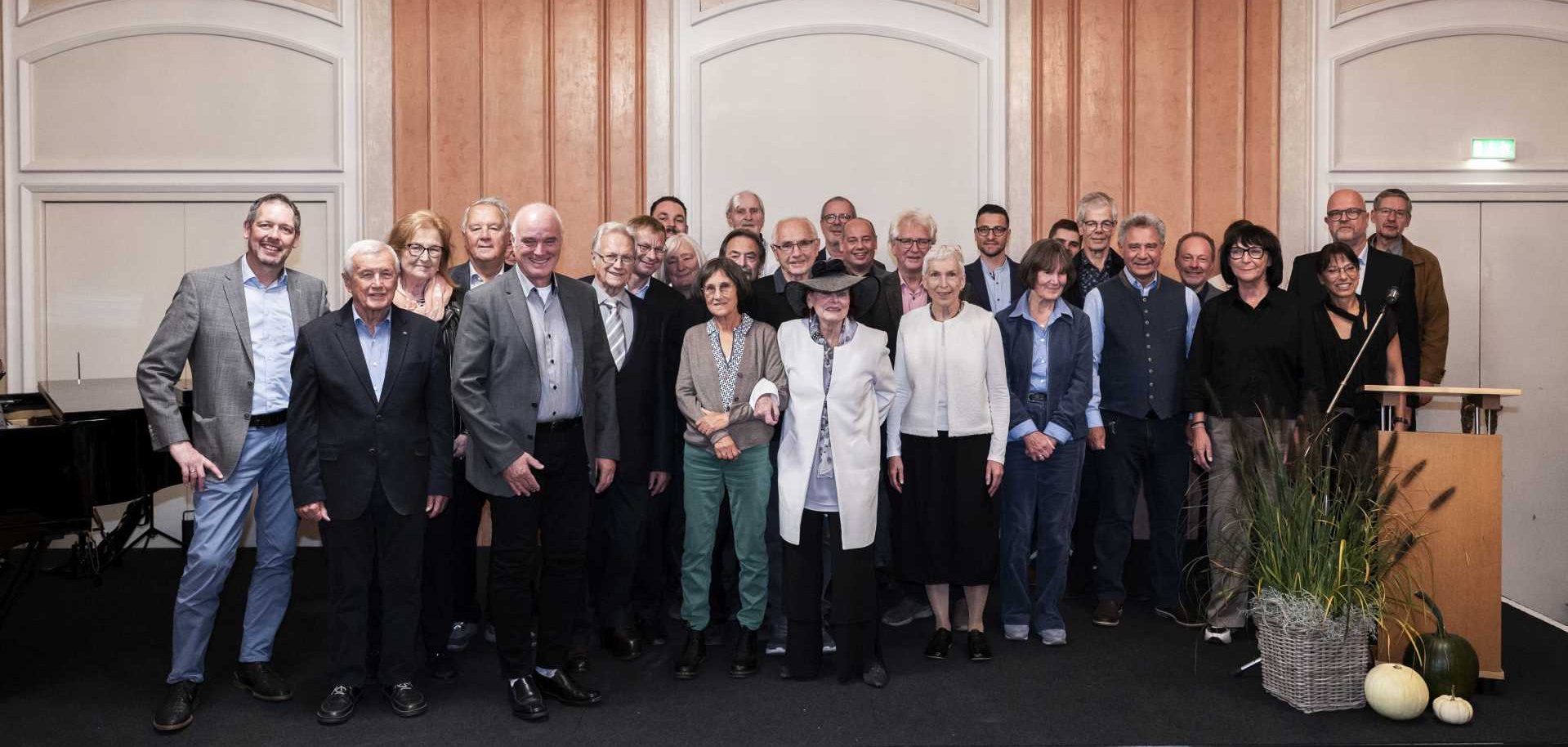 Sämtliche Geehrte auf der Bühne