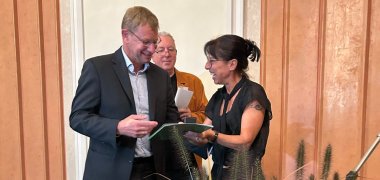 Rainer Specker, Förderverein des Elektronikmuseums Tettnang, Silberne Stadtmedaille Rainer Specker vom Förderverein des Elektronikmuseums erhält von BM Rist die Silberne Stadtmedaille überreicht