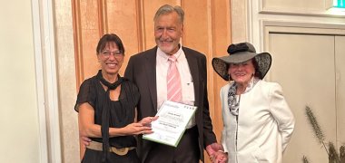 Uschi Arnold bei der Verleihung der Silbernen Stadtmedaille (im Bild mit BM Regine Rist und Gemeinderat Hansjörg Bär)