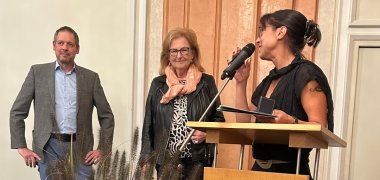 Ingrid Haußmann bei der Übergabe der Silbernen Stadtmedaille (im Bild mit Laudator Frank Spleiß und BM Regine Rist)