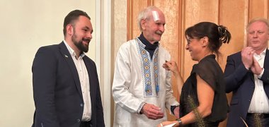 Christof Ronge (li), Herbert Meinl (2. von li), Ukraine Hilfe, Silberne Stadtmedaille Christof Ronge (links) und Herbert Meinl (2. v. li) erhielten die Silberne Stadtmedaille für ihr Engagement in der Ukraine-Hilfe.