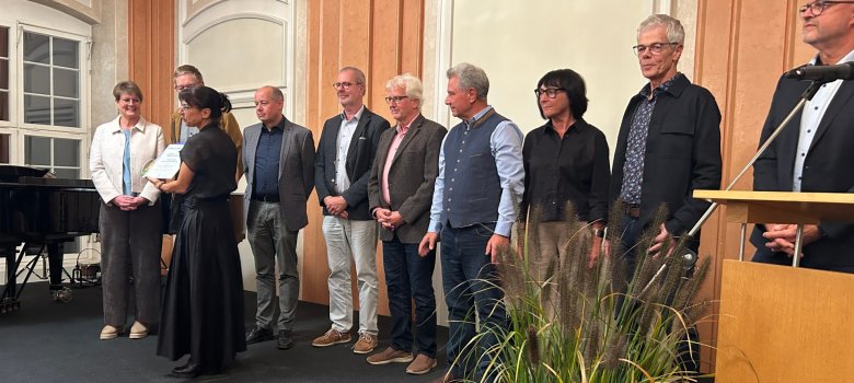 Ehrenbriefe für Dorfladen &Dorftreff Hiltensweiler (ganz li: Anja Bohner und Stefan Wortmann) Die Vertreter der drei Institutionen Dorfladen & Dorftreff Hiltensweiler, KiTT und Tettnanger Tafel auf der Bühne im Rittersaal des Neuen Schlosses bei der Übergabe der Ehrenbriefe durch BM Regine RistHiltensweiler, das KiTT und die Tettnanger Tafel