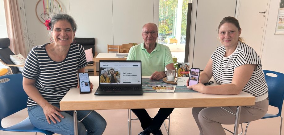 hilver in Tettnang wird getragen von Spatzennest e. V. und dem Stadtseniorenrat (im Bild von links: Melanie Friedrich von der Anlaufstelle Bürgerengagement, Hubert Veser vom Stadtseniorenrat und Annett Langer vom Familienzentrum Spatzennest)