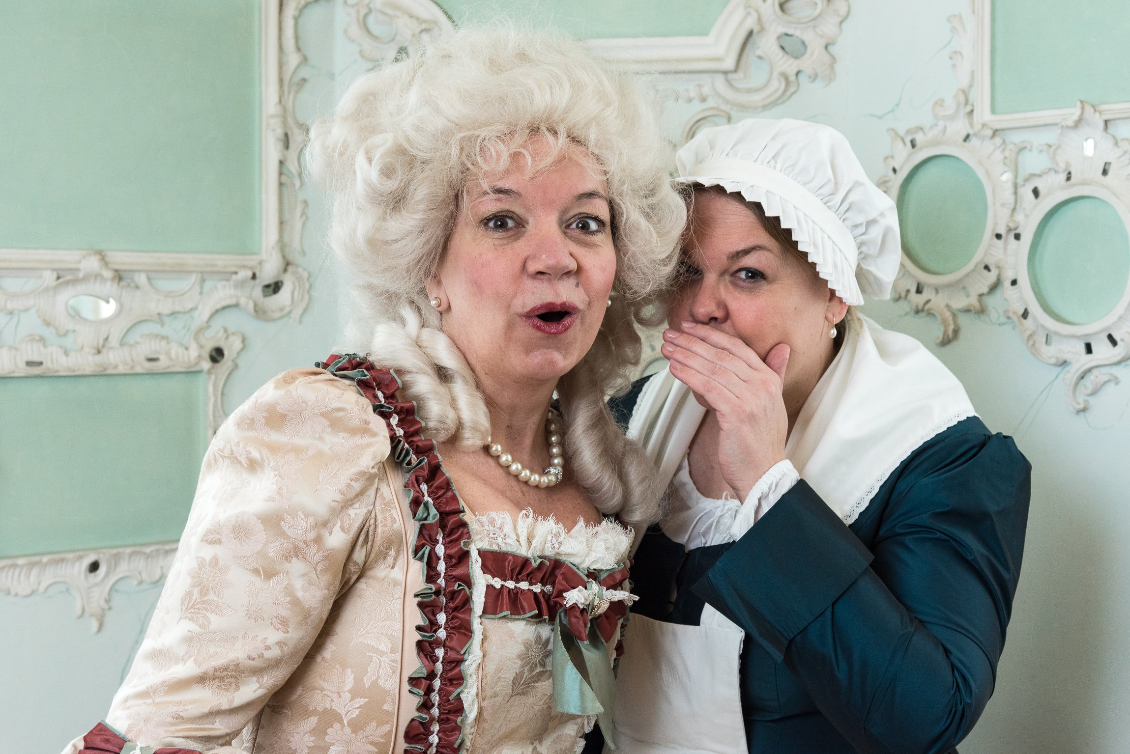 Zwei Frauen in alten Kostümen im Neuen Schloss Tettnang