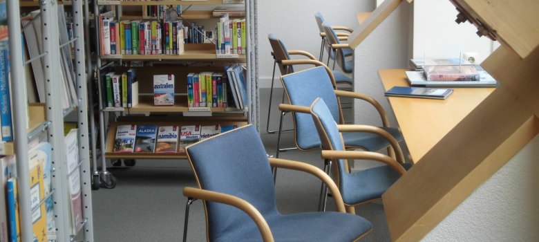 Lesenischen an Fenstern in der Stadtbücherei mit Bücherregalen im Hintergrund