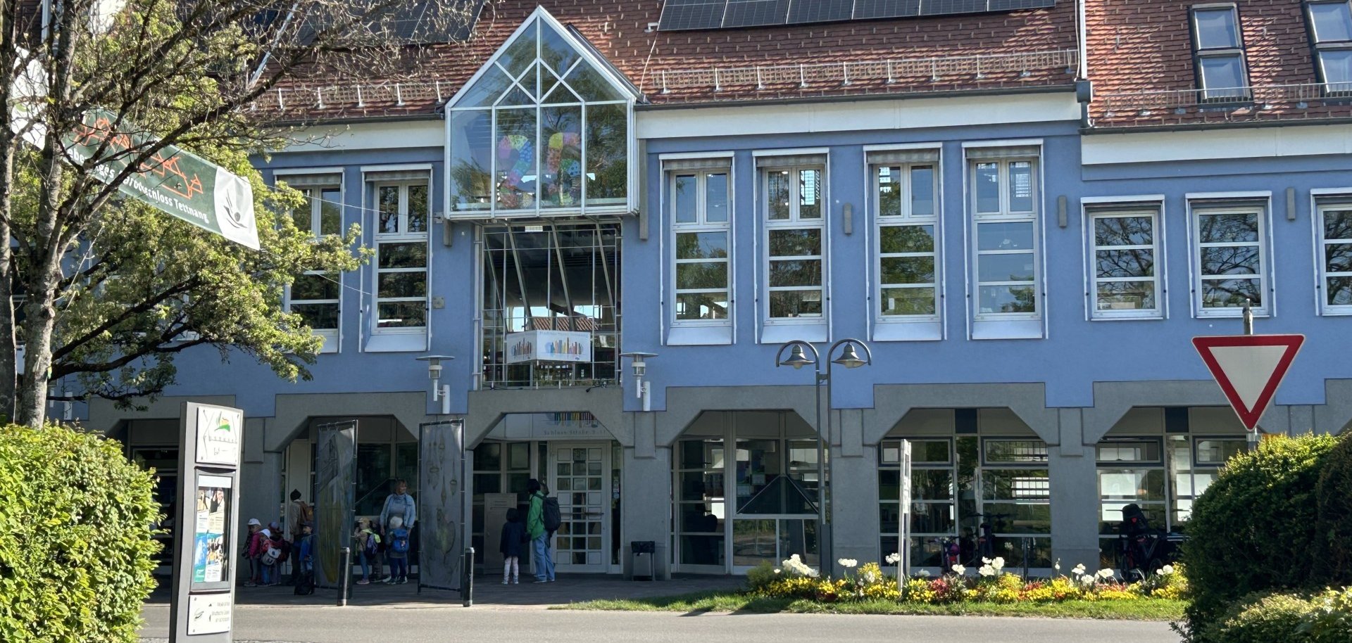 Vorderansicht der Stadtbücherei mit Eingang