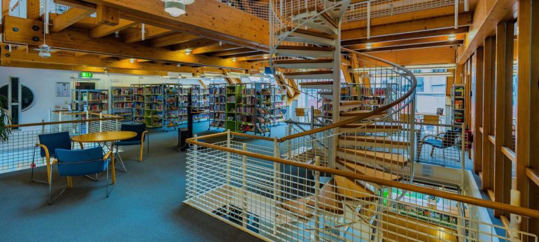 Innenansicht 1. Stock der Stadtbücherei mit Treppe