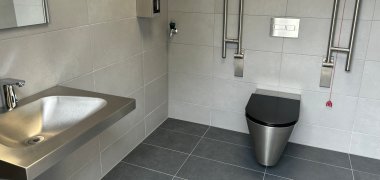 Neben einer Herren- und einer Damen-Toilette gibt es auch eine barrierefreie WC-Anlage