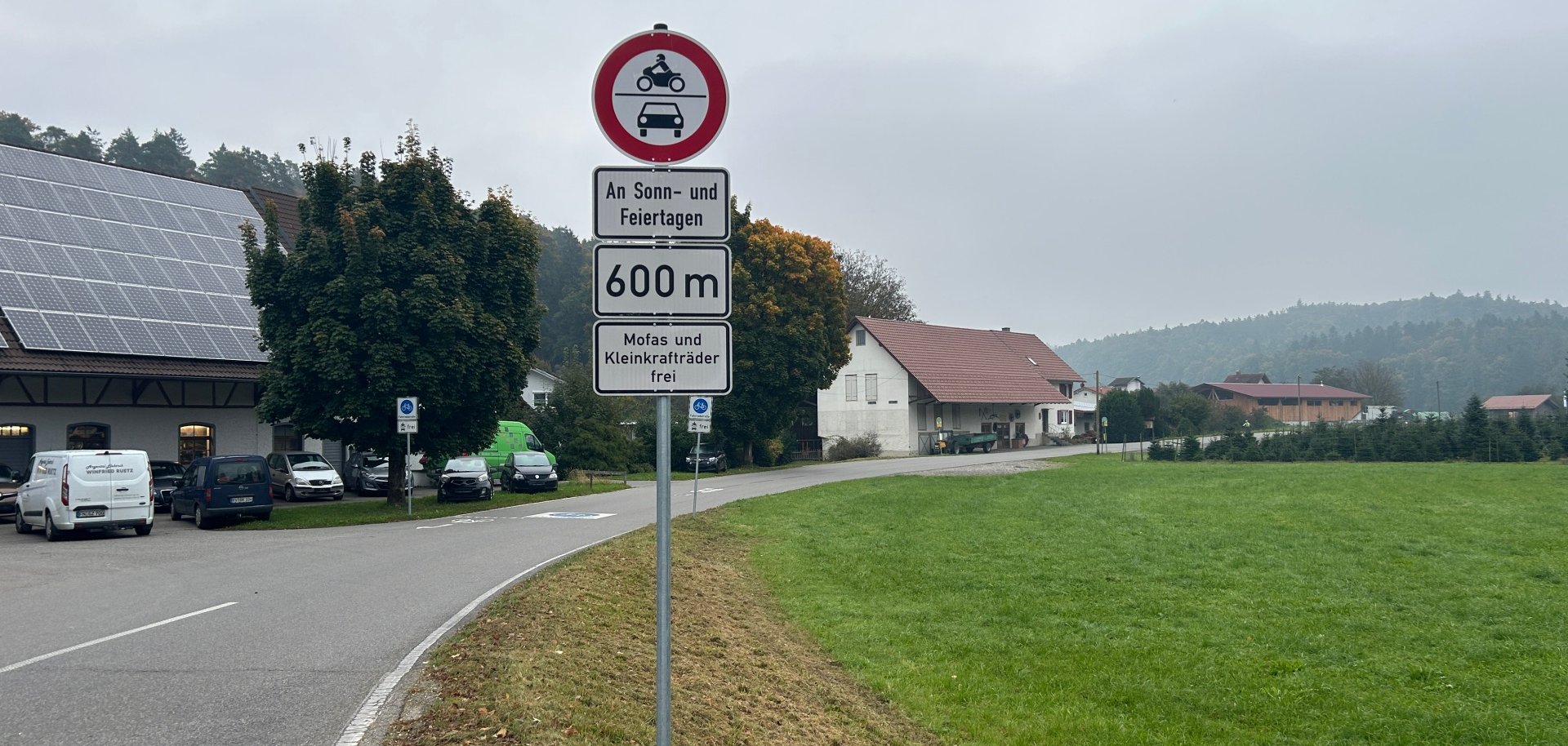 Fahrverbotsschild für den motorisierten Verkehr an Sonn- und Feiertagen am Anfang der Fahrradstraße B467-alt in Tettnang-Reutenen