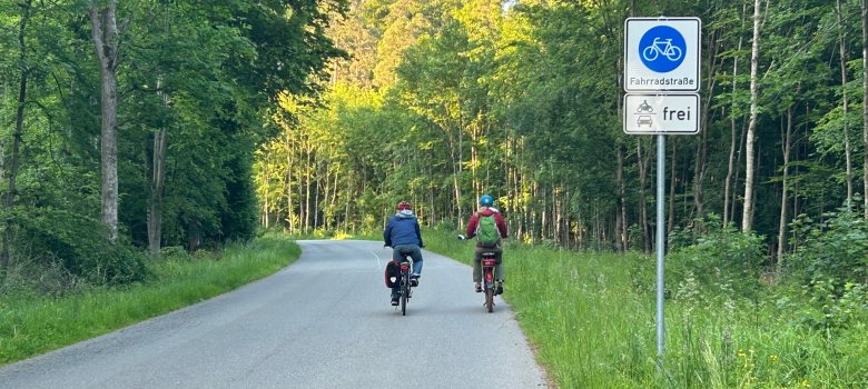zwei Radfahrer fahren auf der B467 alt nebeneinander und unterhalten sich